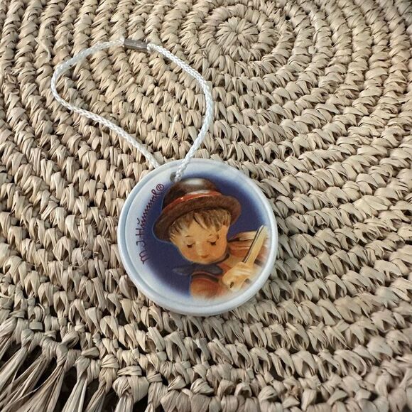 M. I Hummel Vintage Lot of Thimble, Pin,‎ Medallion Ornament & 1979 Bell - Picture 6 of 12